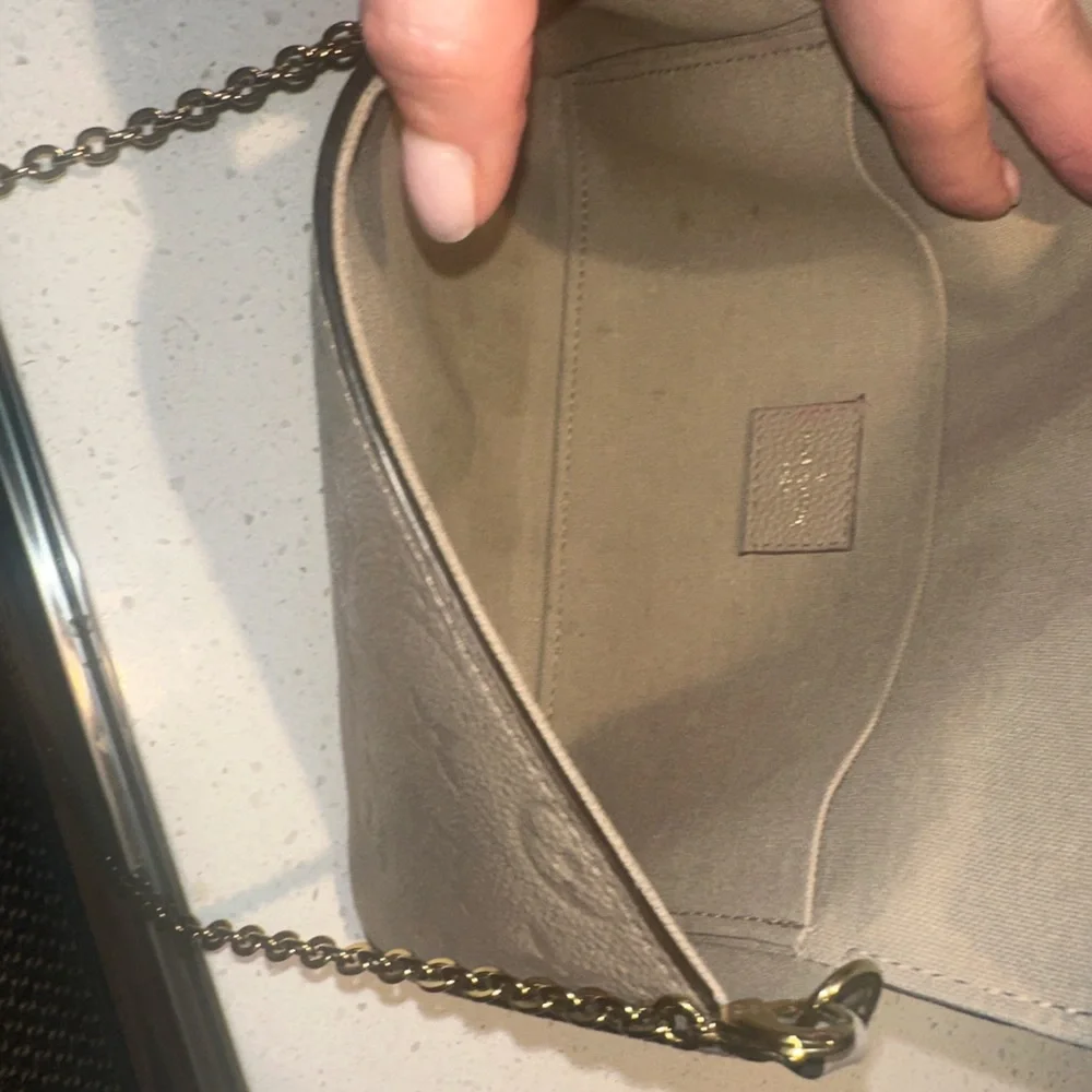 Louis Vuitton Beige Crossbody Bag with Gold Chain - Picture 5 of 13